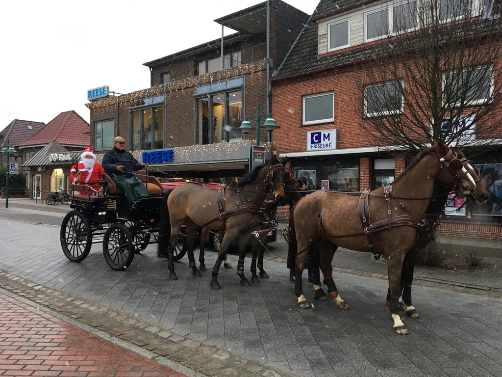 Der Weihnachtsmann kommt in seiner Kutsche